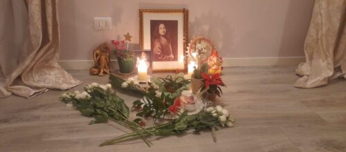 Un ringraziamento a tutte le partecipanti alla serata di meditazione di Natale di ieri sera.
 I fiori che avete donato resteranno davanti ai ritratti dei Maestri. 
 Namastè 
 Nadia…