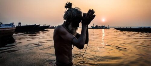 La vera preghiera è una chiamata sussurrata a Dio.
La sua efficacia non dipende dalla sola ripetizione delle frasi,
ma dall’attenzione concentrata. È la devozione, alla fine, che L…