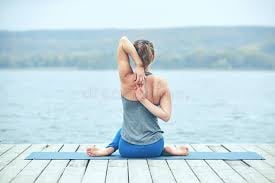 Quando iniziamo a prestare attenzione all’apertura delle spalle attraverso lo Yoga scopriamo di lavorare sull’apertura del torace.
L’area del torace e delle spalle è strettamente l…